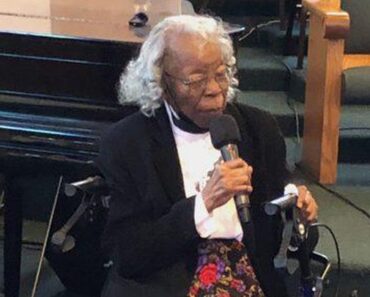 „Nu este niciodată prea târziu”, spune o femeie în vârstă care a fost botezată în biserica ei la 93 de ani